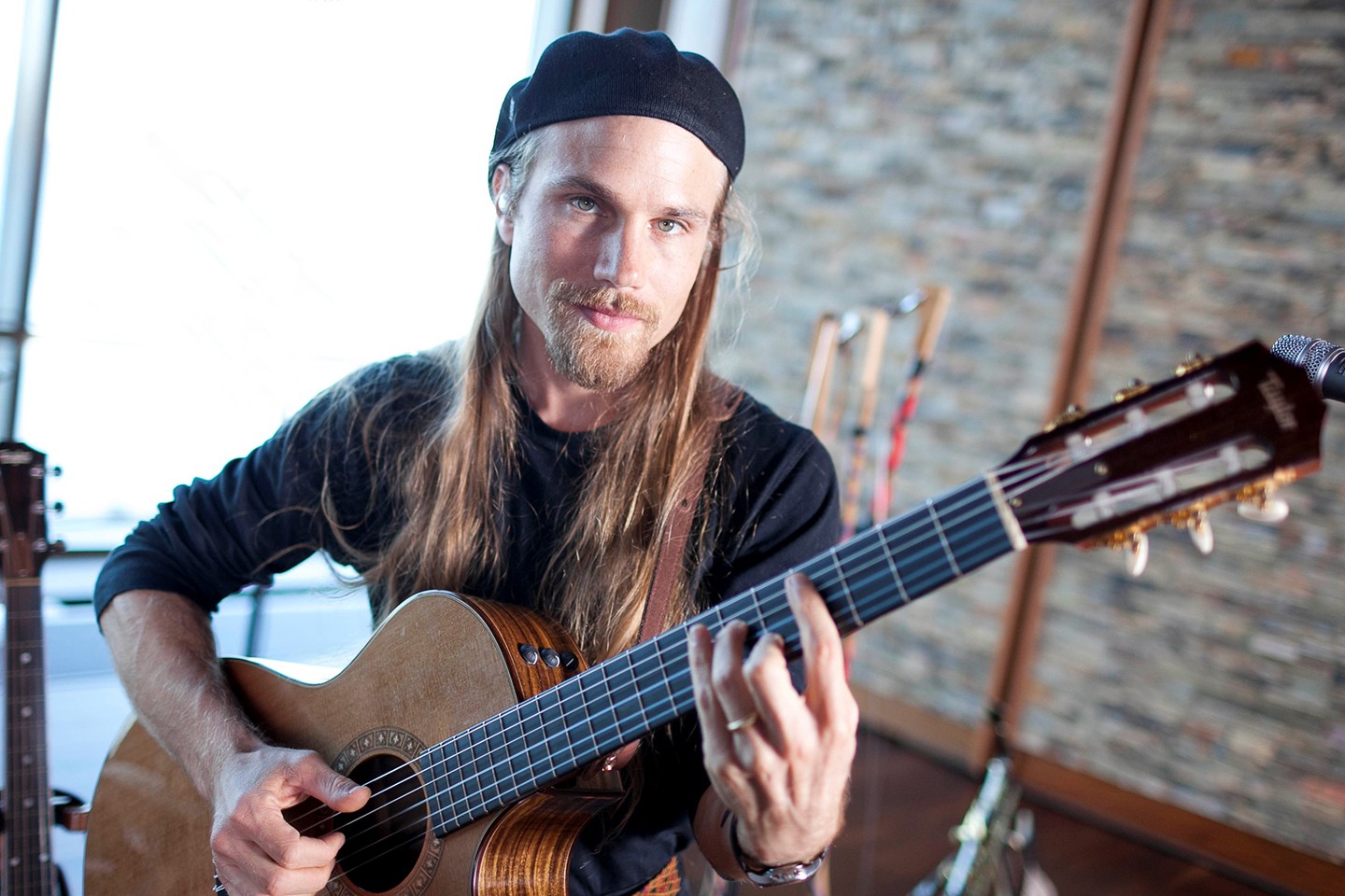 Guy Mendilow playing the guitar.