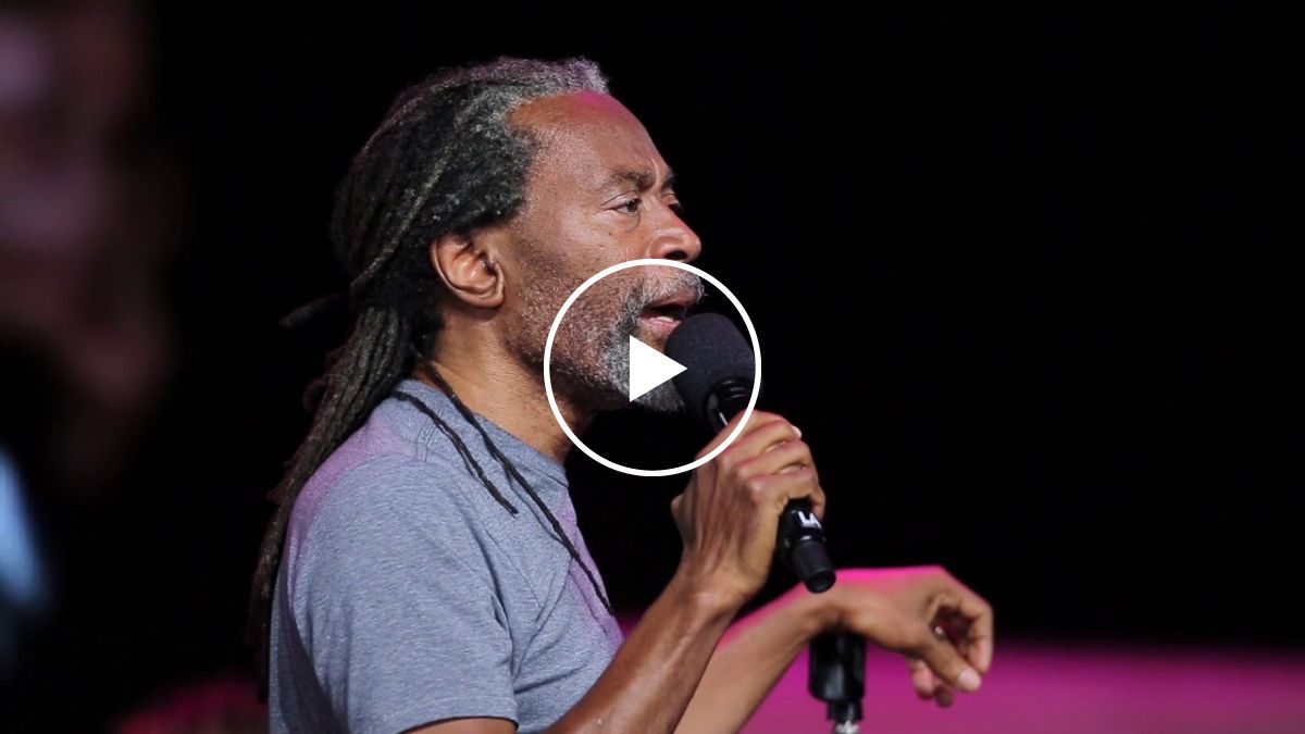 Bobby McFerrin leads the audience in circlesong