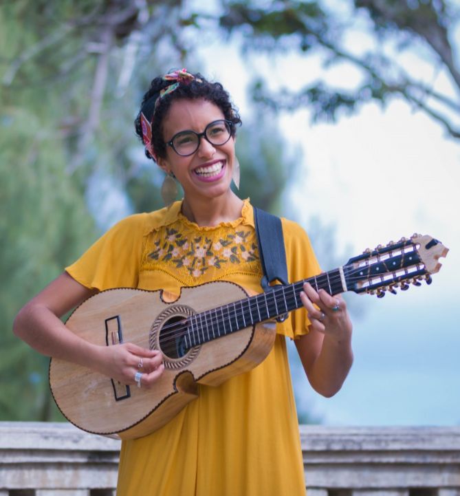 Fabiola Méndez playing the cuatro