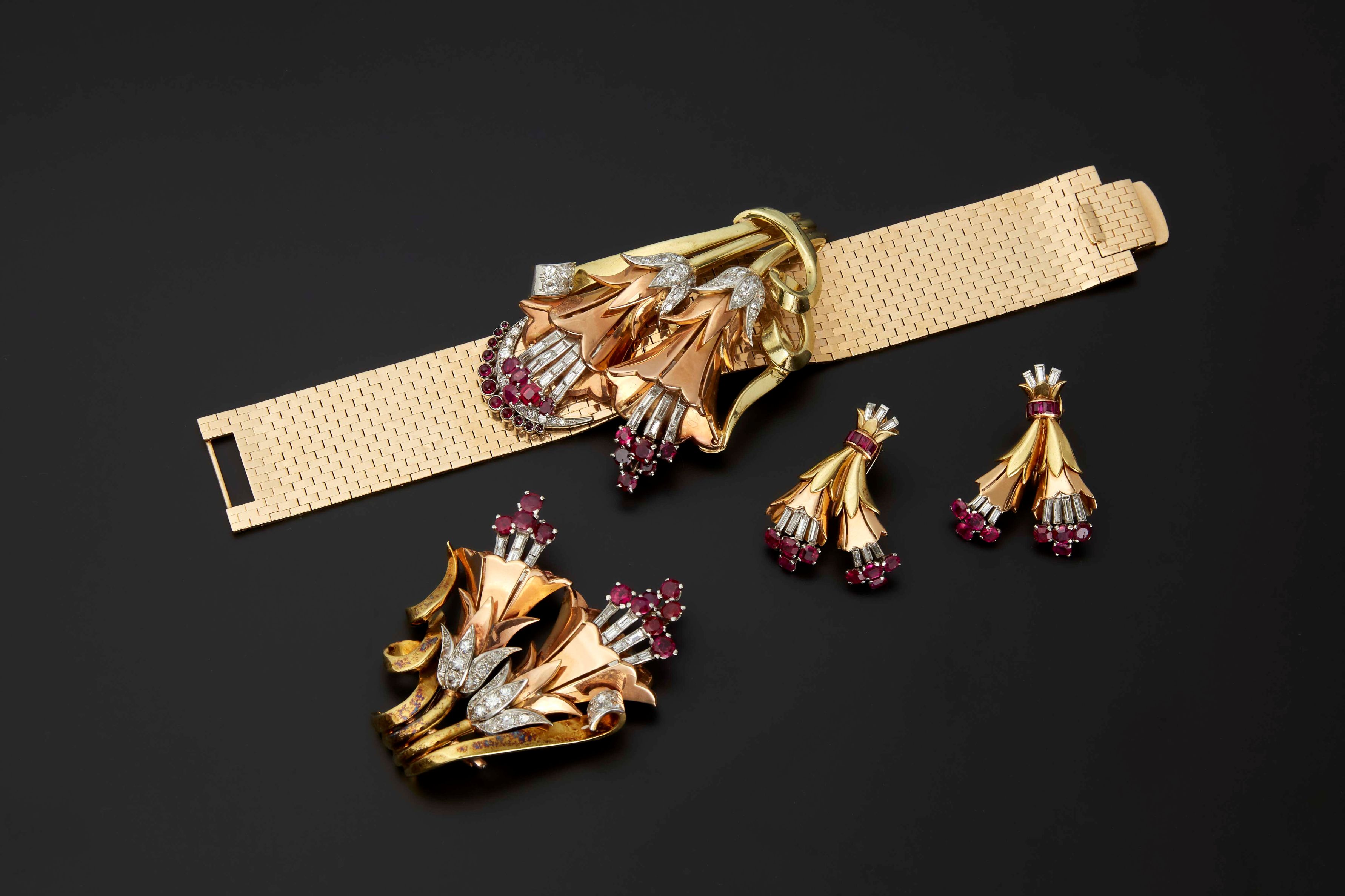 Gold set by Cartier, 1940s. Gift of Ellen Charles.