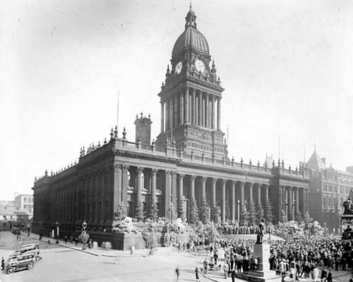 Leeds Town Hall in 1928 with lots of people in front of the building and gathered on the front steps.