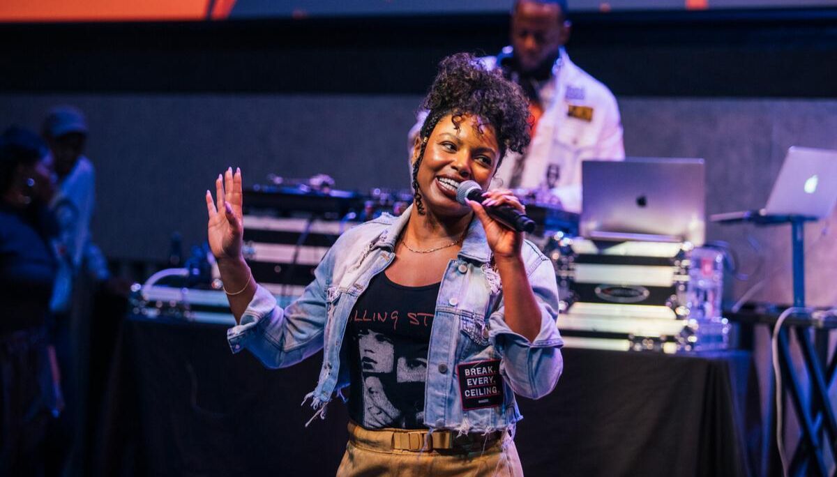 Liz Marie performs at Seen Sound Scribe at the Atrium. Photo by Catalina Kulczar-Marin