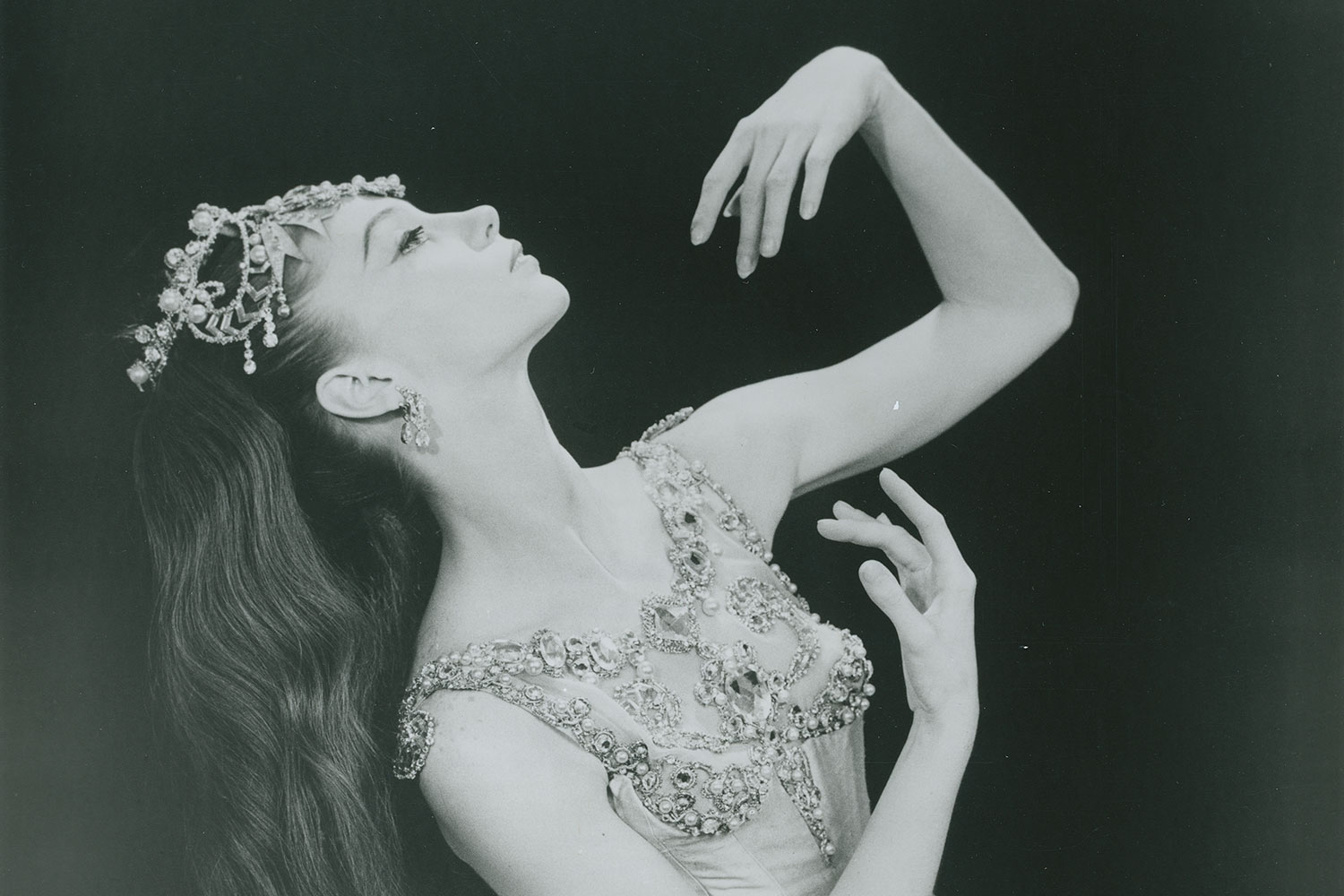 A woman in overalls talking to a man in a black t-shirt