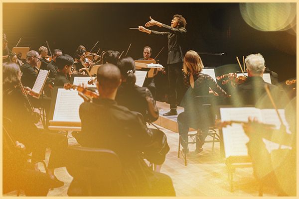 Jonathon Heyward conducts the Festival Orchestra on stage