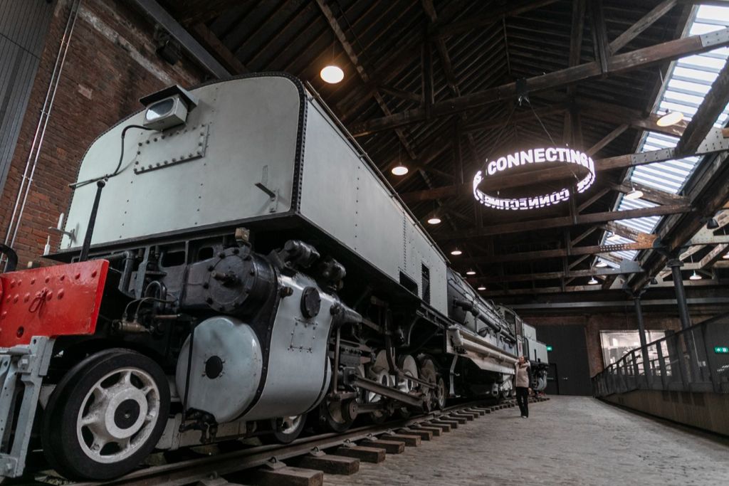 The view of a large grey locomotive in an industrial gallery
