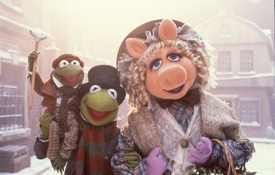 Kermit and Miss Piggy wearing Dickensian clothing.