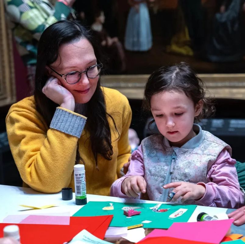 A mother and daughter at a family art workshop. 