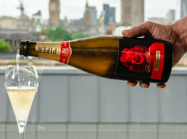 Ein Farbfoto des exklusiven Marilyn Monroe Champagner mit ihrem Porträt auf der Vorderseite. 