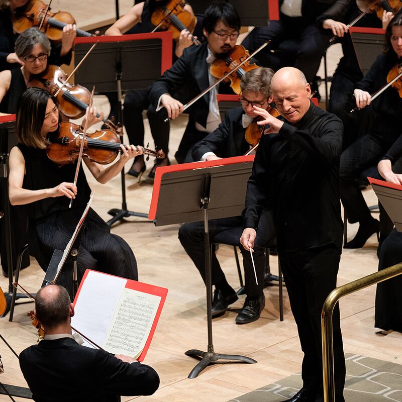 Conductor Paavo Järvi and the orchestra