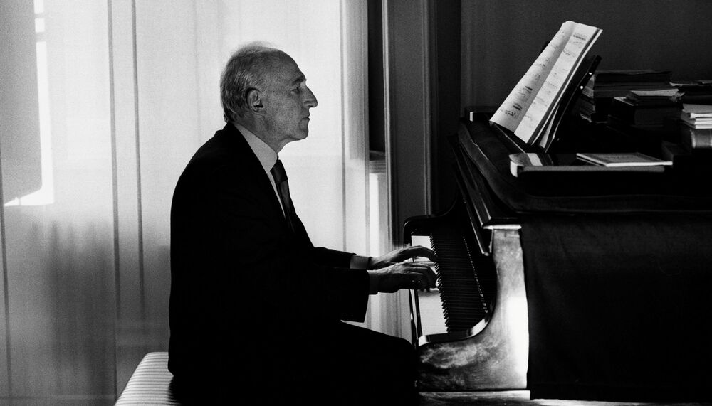 Maurizio Pollini playing the piano, seen from the side