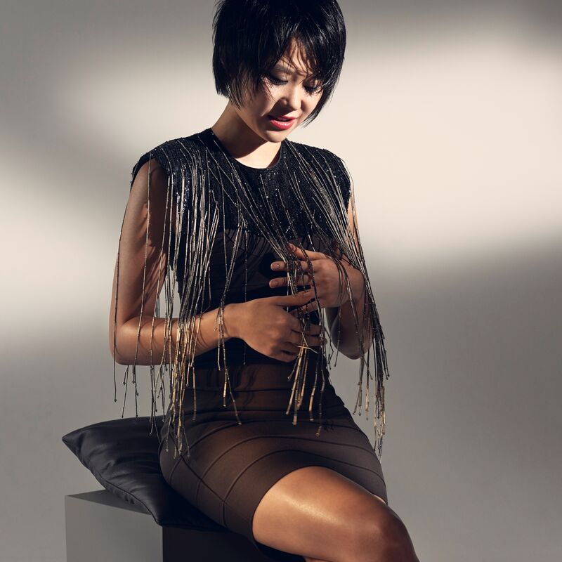 Yuja Wang playing with dangles on her dress