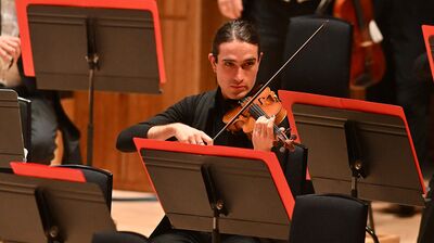 David López Ibáñez playing the violin in concert