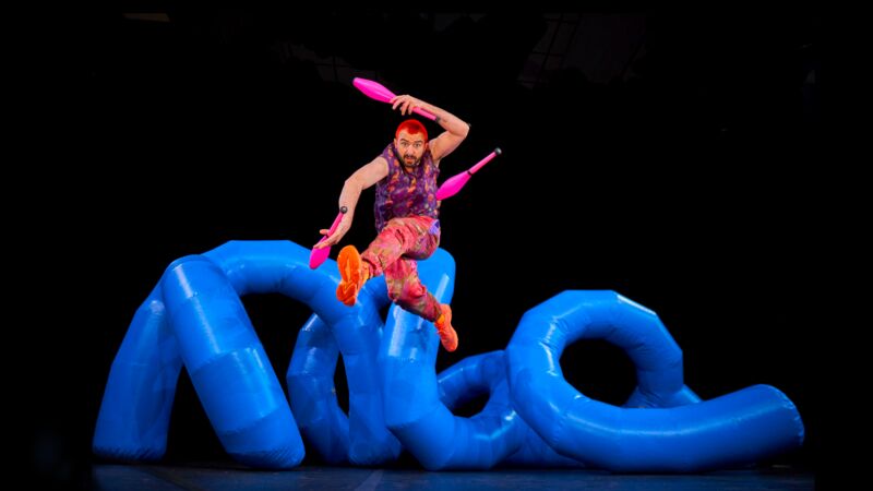 Performer in the show Rollercoaster juggling.