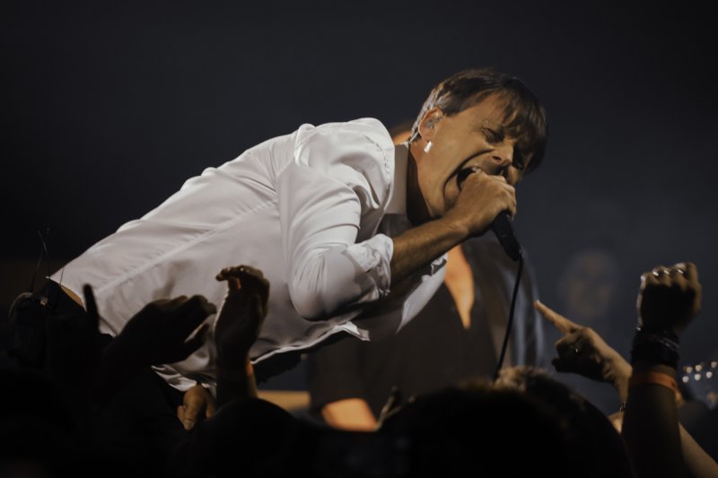 The Suede singer singing very close to the crowd