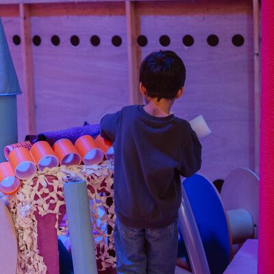 Children and their families playing with loose parts play in the REPLAY installation