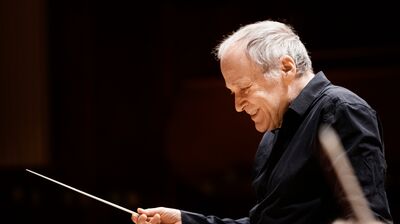 Adam Fischer conducting with a baton
