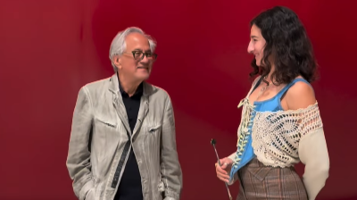 A visitor speaking to Anish Kapoor