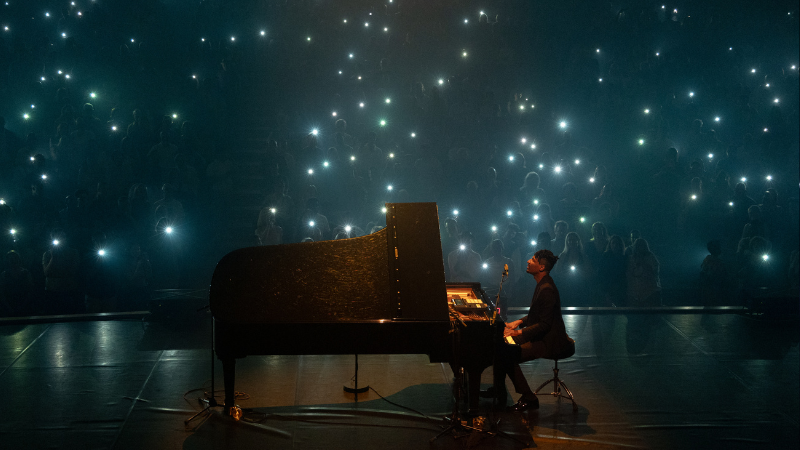 John Batiste at the piano, with the audience in the background