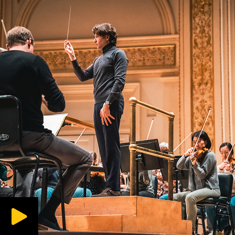 Gustavo Gimeno conducting during rehearsal with his arm raised